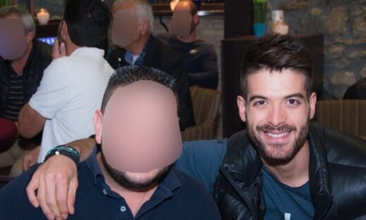 Ο Άρης Μουγκοπέτρος μαζί με τον 32χρονο φίλο του που του έδωσε την κροτίδα