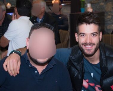 Ο Άρης Μουγκοπέτρος μαζί με τον 36χρονο φίλο του που του έδωσε την κροτίδα