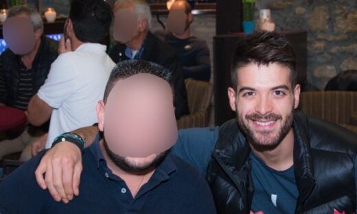 Ο Άρης Μουγκοπέτρος μαζί με τον 36χρονο φίλο του που του έδωσε την κροτίδα