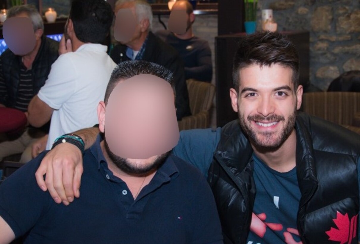 Ο Άρης Μουγκοπέτρος μαζί με τον 36χρονο φίλο του που του έδωσε την κροτίδα