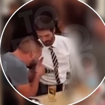 Ο Άρης Μουγκοπέτρος με τον φίλο του που του έδωσε την κροτίδα