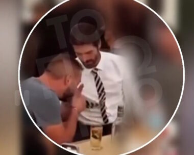 Ο Άρης Μουγκοπέτρος με τον φίλο του που του έδωσε την κροτίδα