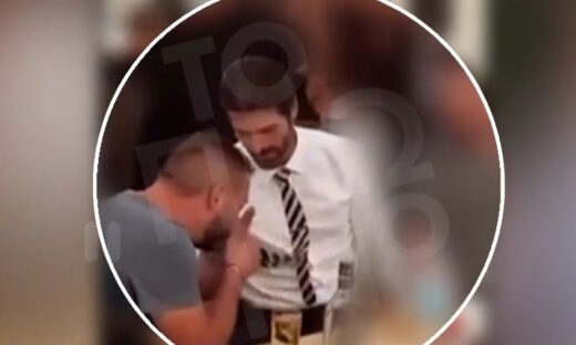 Ο Άρης Μουγκοπέτρος με τον φίλο του που του έδωσε την κροτίδα
