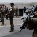 Οπλισμένοι αστυνομικοί έξω από το σχολείο στη Γαλλία που σημειώθηκε το αιματηρό περιστατικό