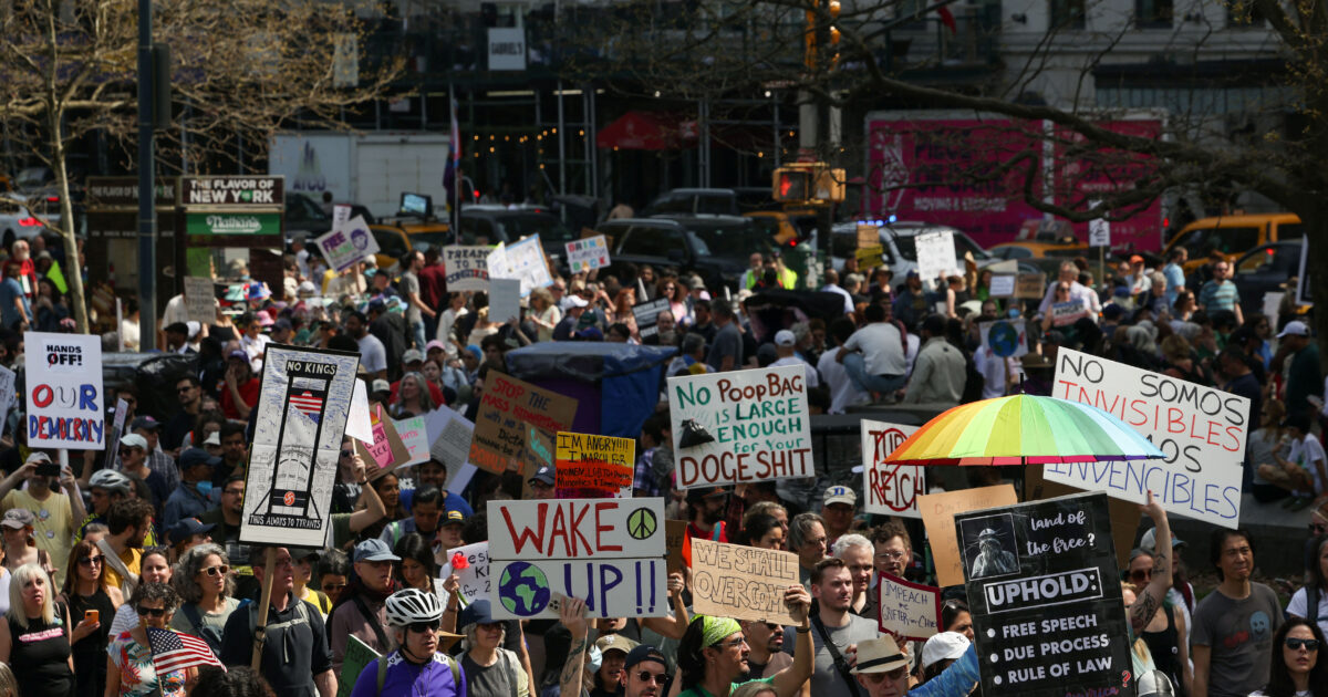USA: Large concentrations against Donald Trump – “There is no king in America”