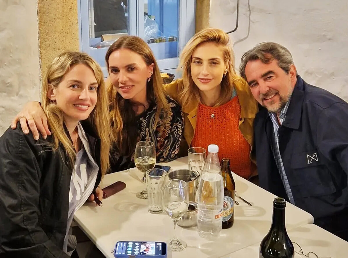 Νικόλαος Ντε Γκρες και Χρυσή Βαρδινογιάννη με φίλους τους