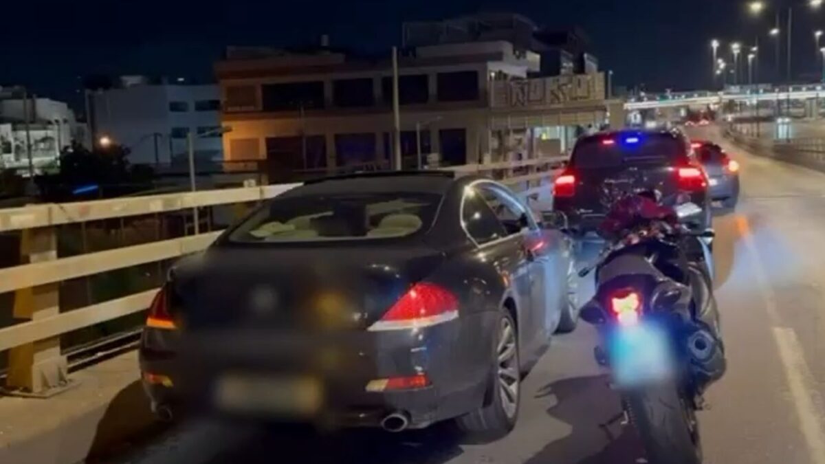 Αστυνομικοί της Τροχαία, επιτηρούσαν το όχημα σε όλη την πορεία του