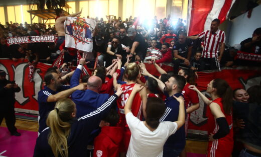 Οι γυναίκες του Ολυμπιακού πανηγυρίζουν την κατάκτηση του πρωταθλήματος με τον κόσμο τους στον Βύρωνα