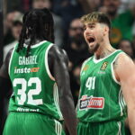 Ο Χουάντσο Ερνανγκόμεθ πανηγυρίζει με τον Γκάμπριελ