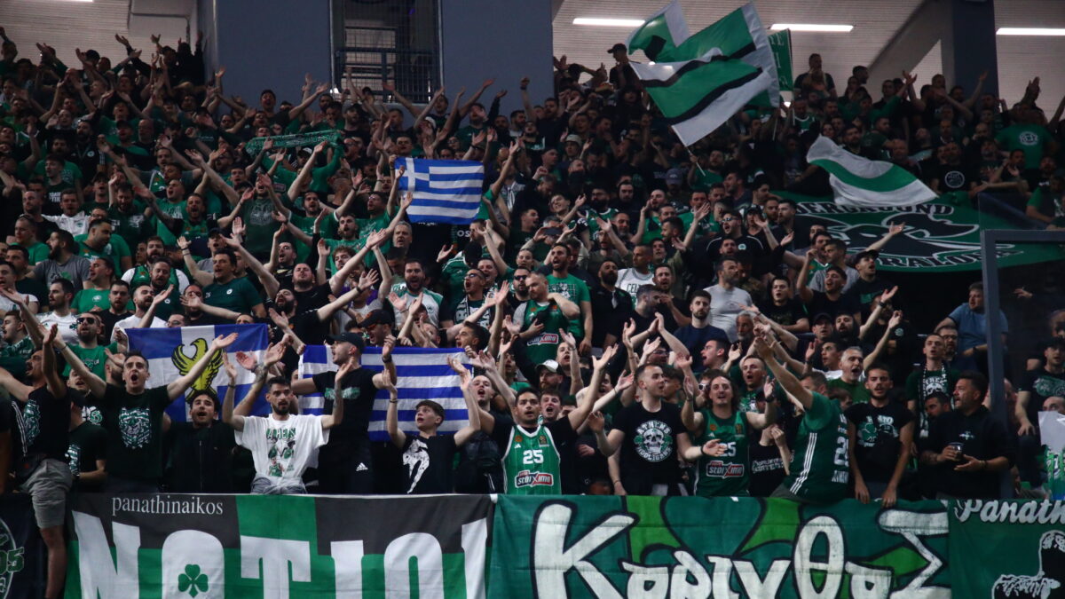 Οπαδοί του Παναθηναϊκού στο ΟΑΚΑ στην αναμέτρηση με την Εφές