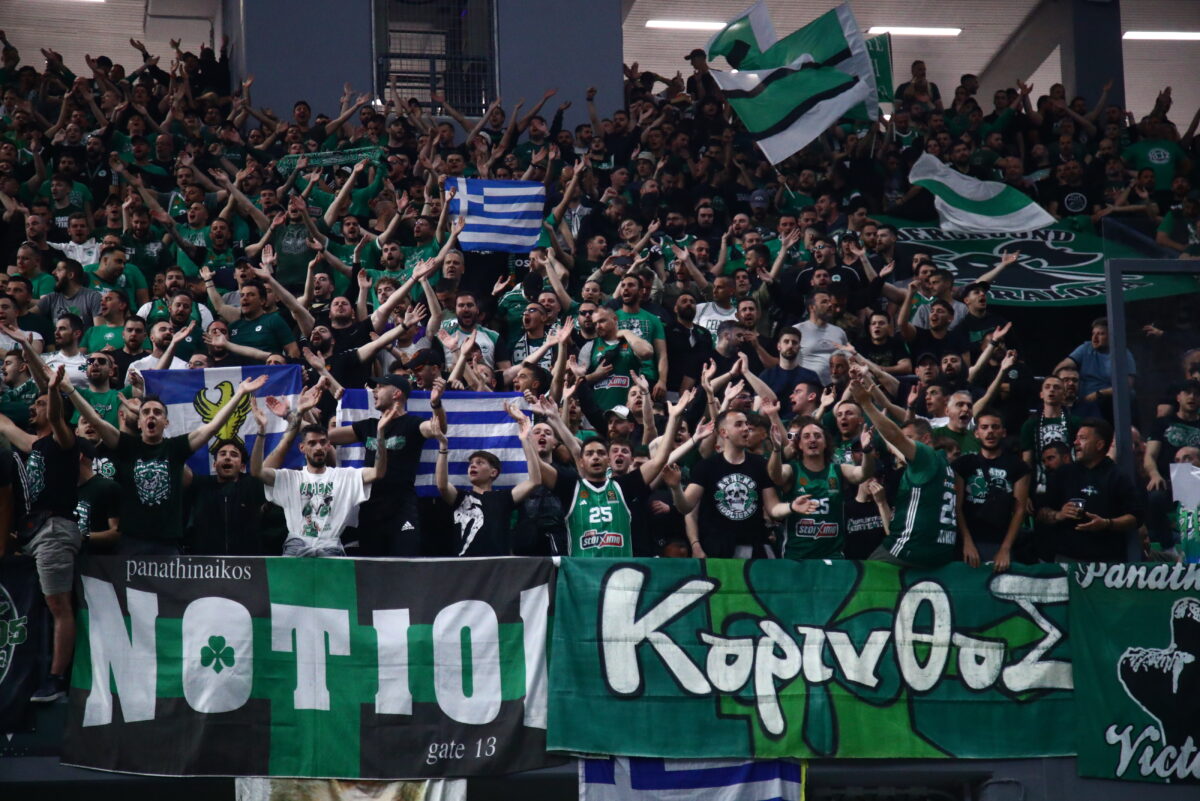 Οπαδοί του Παναθηναϊκού στο ΟΑΚΑ στην αναμέτρηση με την Εφές