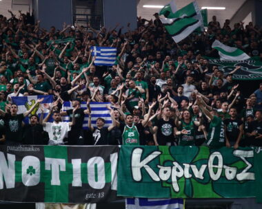 Οπαδοί του Παναθηναϊκού στο ΟΑΚΑ στην αναμέτρηση με την Εφές