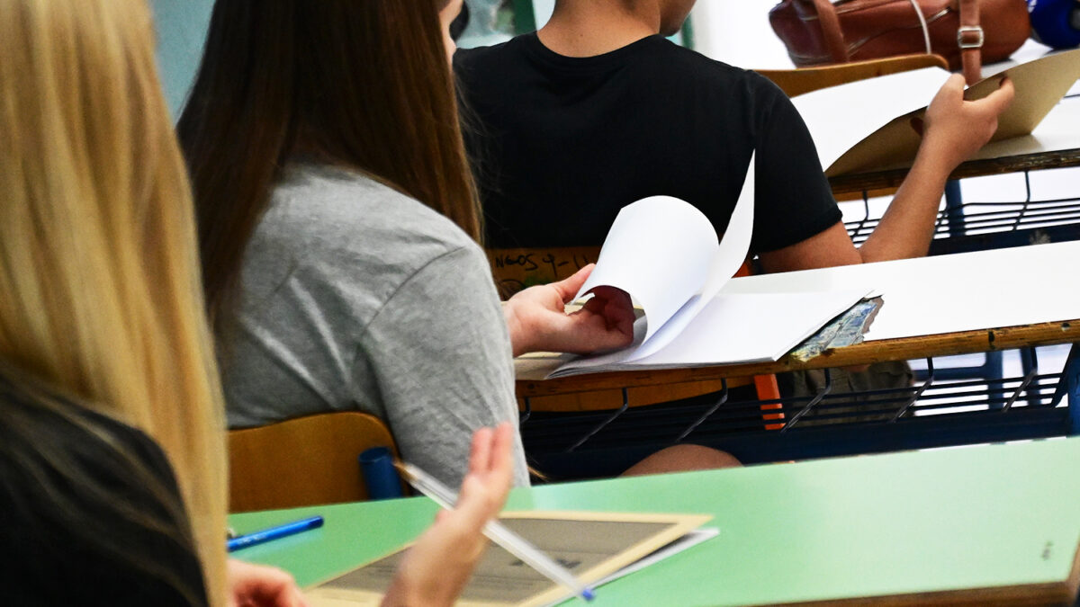 Στιγμιότυπο από ΕΠΑΛ της Αθήνας, Πέμπτη 30 Μαΐου 2023. Έναρξη των πανελλαδικών εξετάσεων με τους υποψηφίους των επαγγελματικών λυκείων (ΕΠΑΛ), οι οποίοι διαγωνίστηκαν στο μάθημα των Νέων Ελληνικών. (ΚΩΣΤΑΣ ΤΖΟΥΜΑΣ/EUROKINISSI)