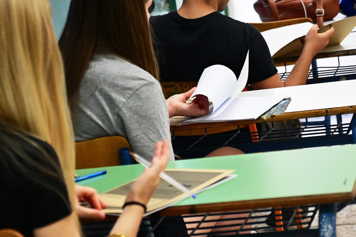 Στιγμιότυπο από ΕΠΑΛ της Αθήνας, Πέμπτη 30 Μαΐου 2023. Έναρξη των πανελλαδικών εξετάσεων με τους υποψηφίους των επαγγελματικών λυκείων (ΕΠΑΛ), οι οποίοι διαγωνίστηκαν στο μάθημα των Νέων Ελληνικών. (ΚΩΣΤΑΣ ΤΖΟΥΜΑΣ/EUROKINISSI)