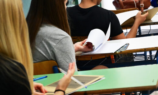 Στιγμιότυπο από ΕΠΑΛ της Αθήνας, Πέμπτη 30 Μαΐου 2023. Έναρξη των πανελλαδικών εξετάσεων με τους υποψηφίους των επαγγελματικών λυκείων (ΕΠΑΛ), οι οποίοι διαγωνίστηκαν στο μάθημα των Νέων Ελληνικών. (ΚΩΣΤΑΣ ΤΖΟΥΜΑΣ/EUROKINISSI)