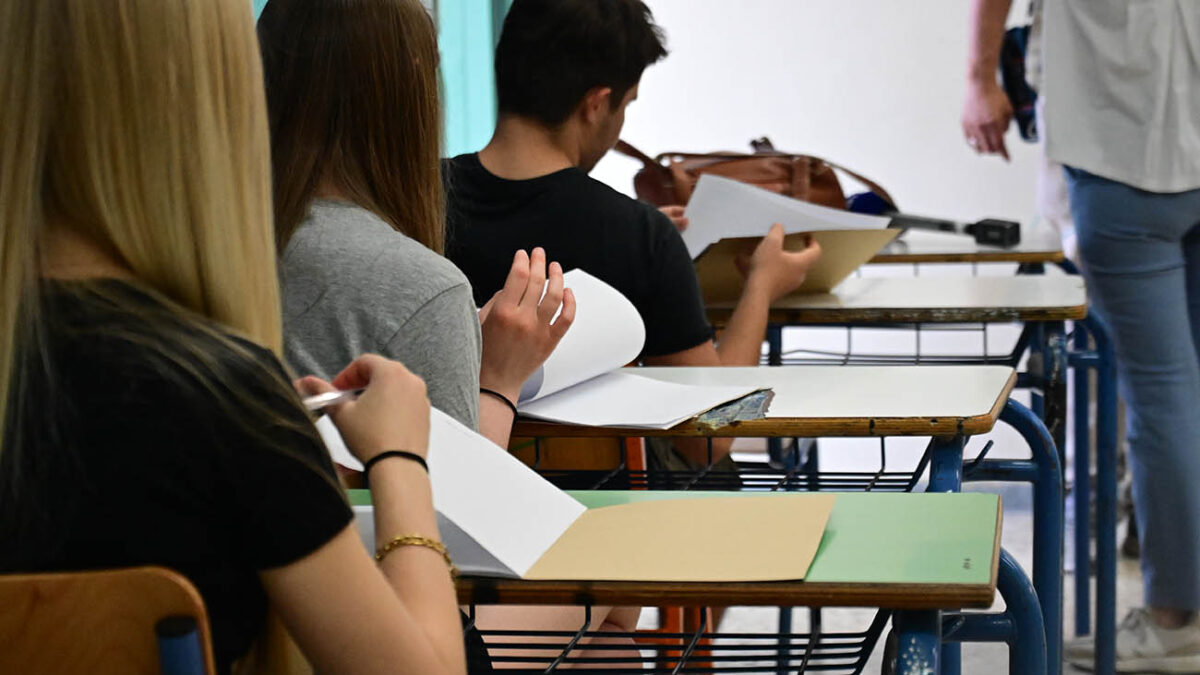 Στιγμιότυπο από ΕΠΑΛ της Αθήνας, Πέμπτη 30 Μαΐου 2023. Έναρξη των πανελλαδικών εξετάσεων με τους υποψηφίους των επαγγελματικών λυκείων (ΕΠΑΛ), οι οποίοι διαγωνίστηκαν στο μάθημα των Νέων Ελληνικών. (ΚΩΣΤΑΣ ΤΖΟΥΜΑΣ/EUROKINISSI)