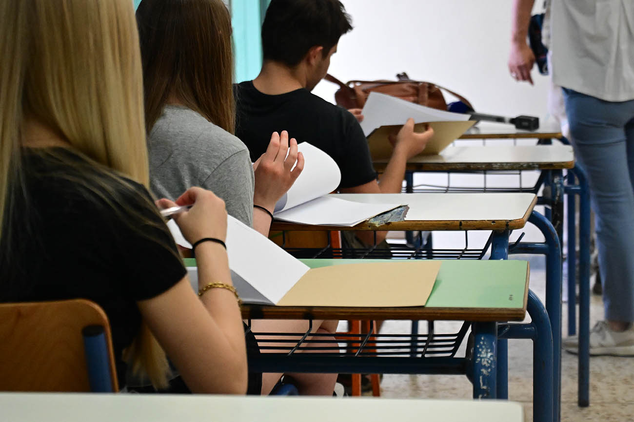 Στιγμιότυπο από ΕΠΑΛ της Αθήνας, Πέμπτη 30 Μαΐου 2023. Έναρξη των πανελλαδικών εξετάσεων με τους υποψηφίους των επαγγελματικών λυκείων (ΕΠΑΛ), οι οποίοι διαγωνίστηκαν στο μάθημα των Νέων Ελληνικών. (ΚΩΣΤΑΣ ΤΖΟΥΜΑΣ/EUROKINISSI)