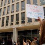 Φοιτητές από πανεπιστήμια της Ουάσινγκτον διαμαρτύρονται για τις περικοπές χρηματοδότησης