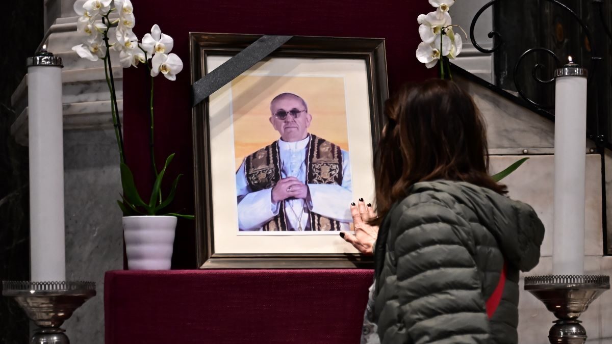 Βιβλίο συλλυπητηρίων για τον Πάπα Φραγκίσκο στην καθολική εκκλησία του Αγίου Διονυσίου στην Αθήνα