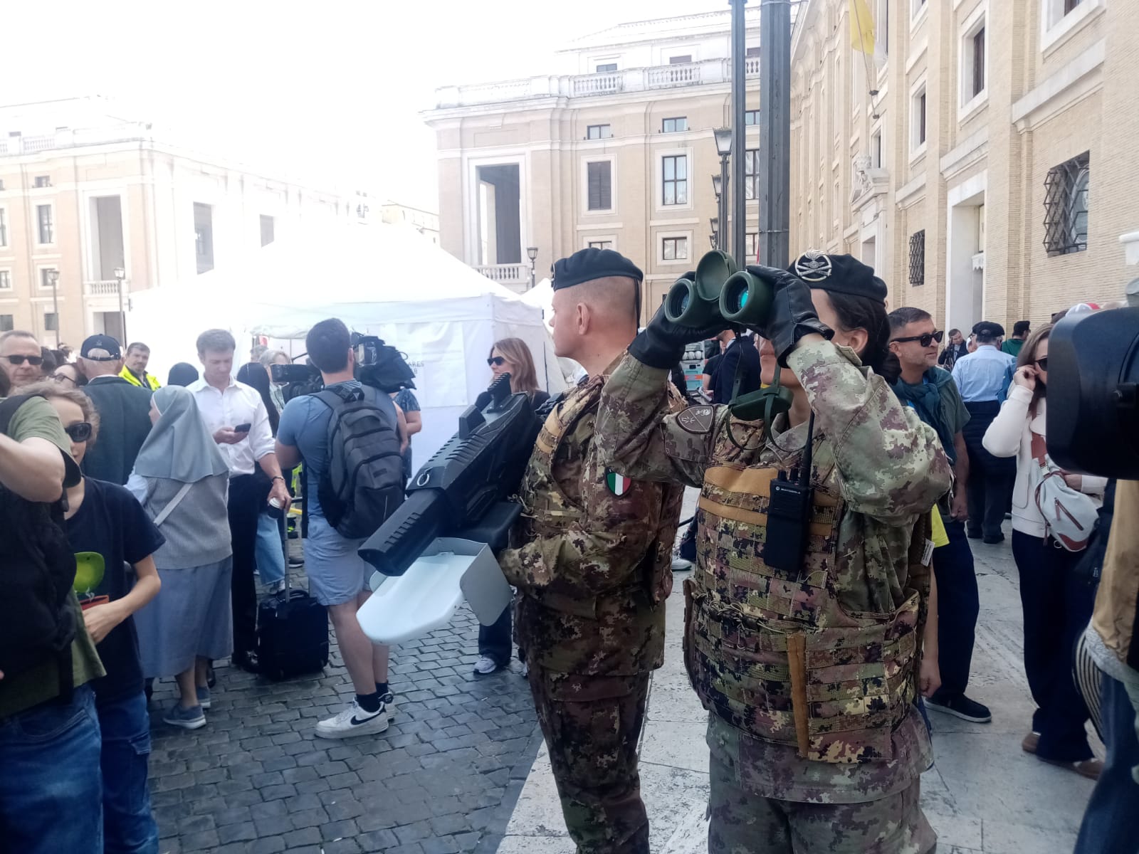 Ιταλός στρατιώτης με αντιdrone όπλο στην πλατεία Αγίου Πέτρου στο Βατικανό