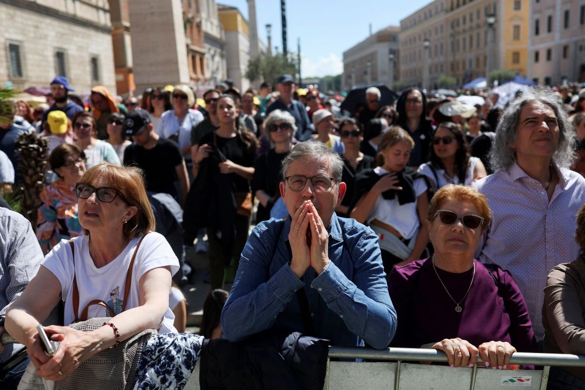 Πιστοί παρακολουθούν την τελετή της κηδείας του Πάπα Φραγκίσκου