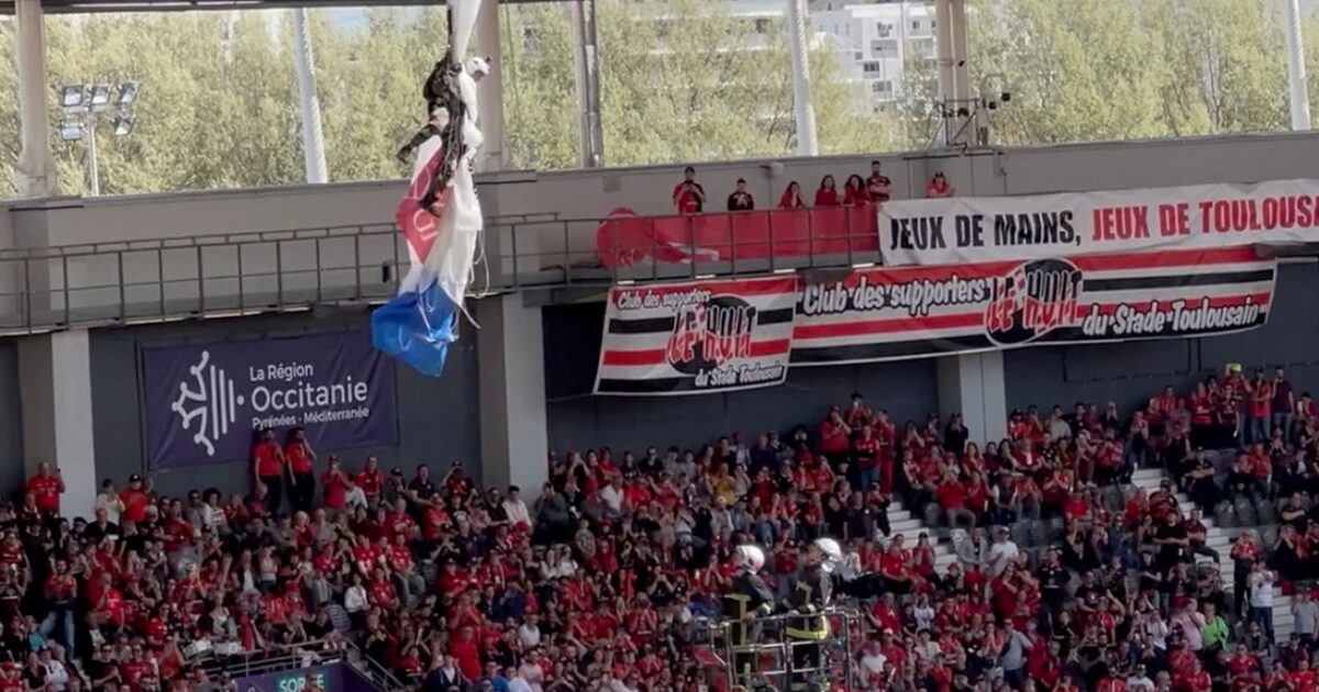 Paratrooper was entangled on the roof of the stadium in Toulouse