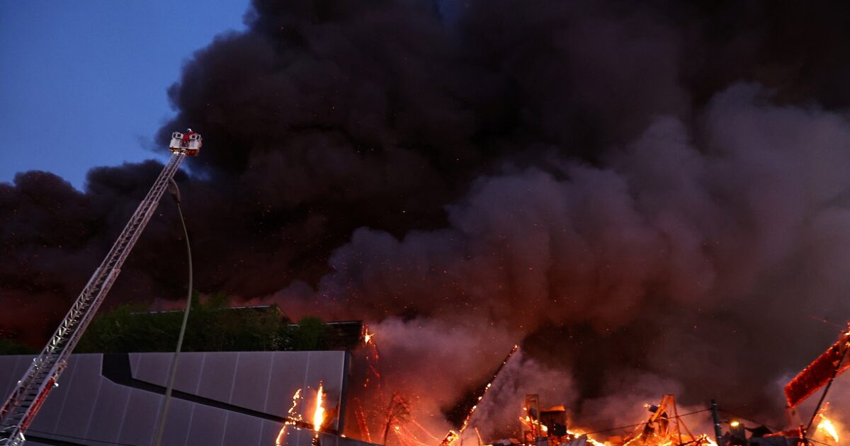 Great fire in Paris in a waste sorting center, smoke has drowned the area