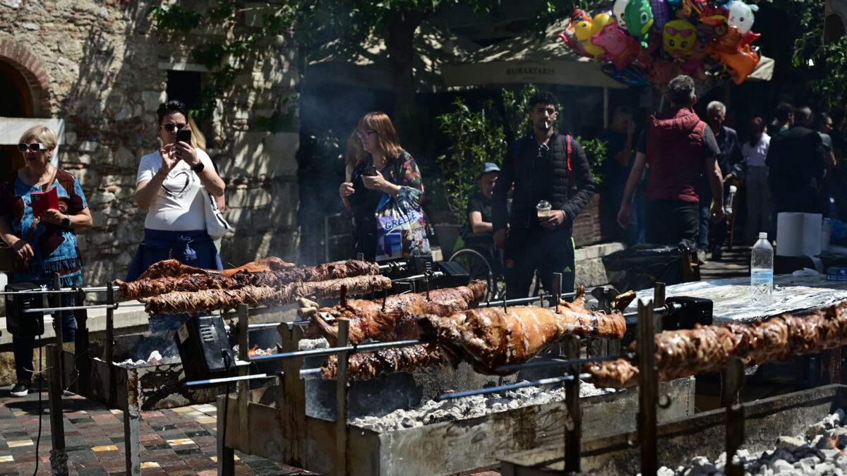 Ψήσιμο αρνιών στο Μοναστηράκι, Κυριακή του Πάσχα