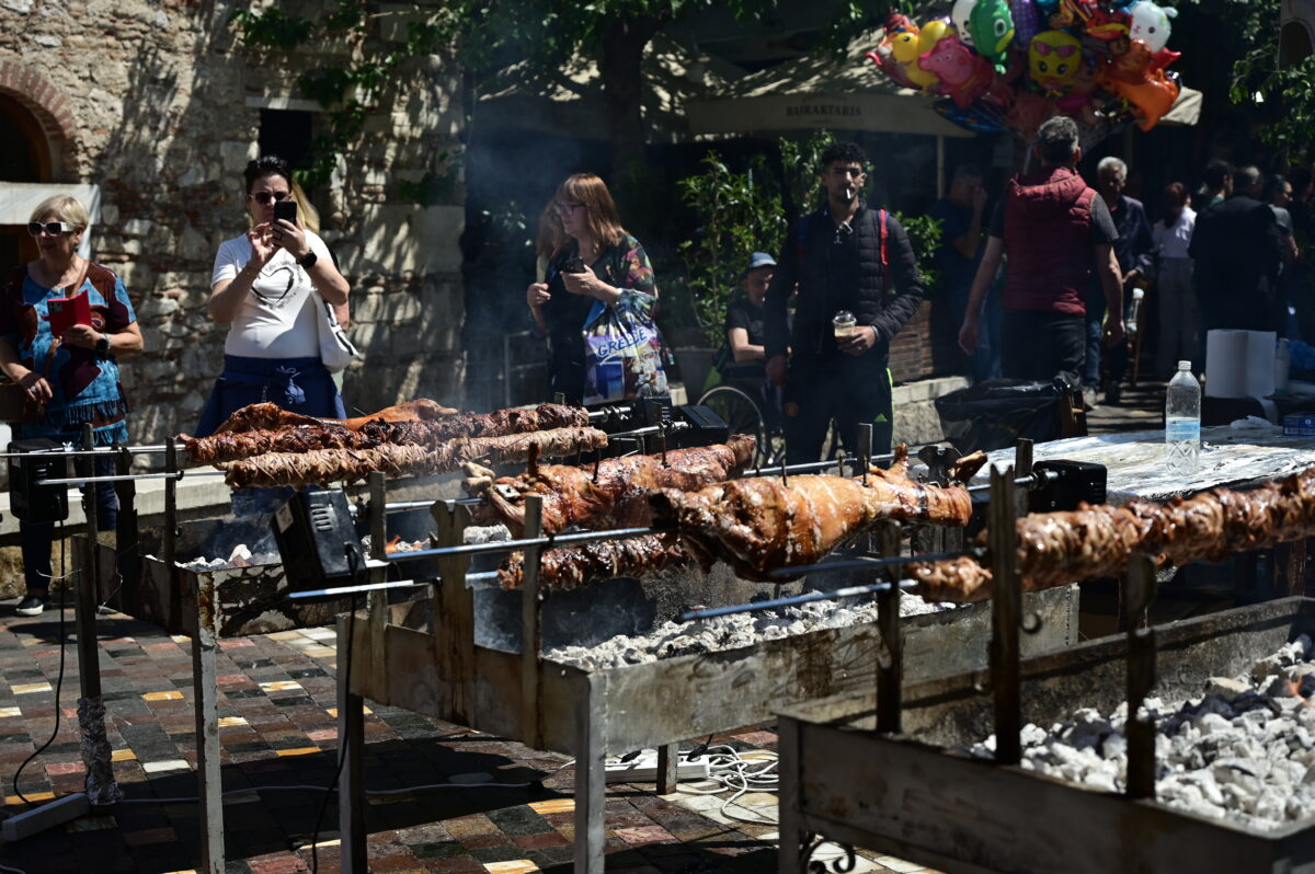 Ψήσιμο αρνιών στο Μοναστηράκι, Κυριακή του Πάσχα