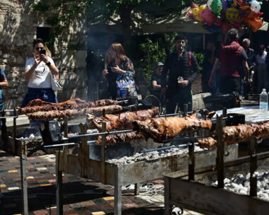 Ψήσιμο αρνιών στο Μοναστηράκι, Κυριακή του Πάσχα