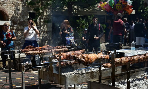 Ψήσιμο αρνιών στο Μοναστηράκι, Κυριακή του Πάσχα