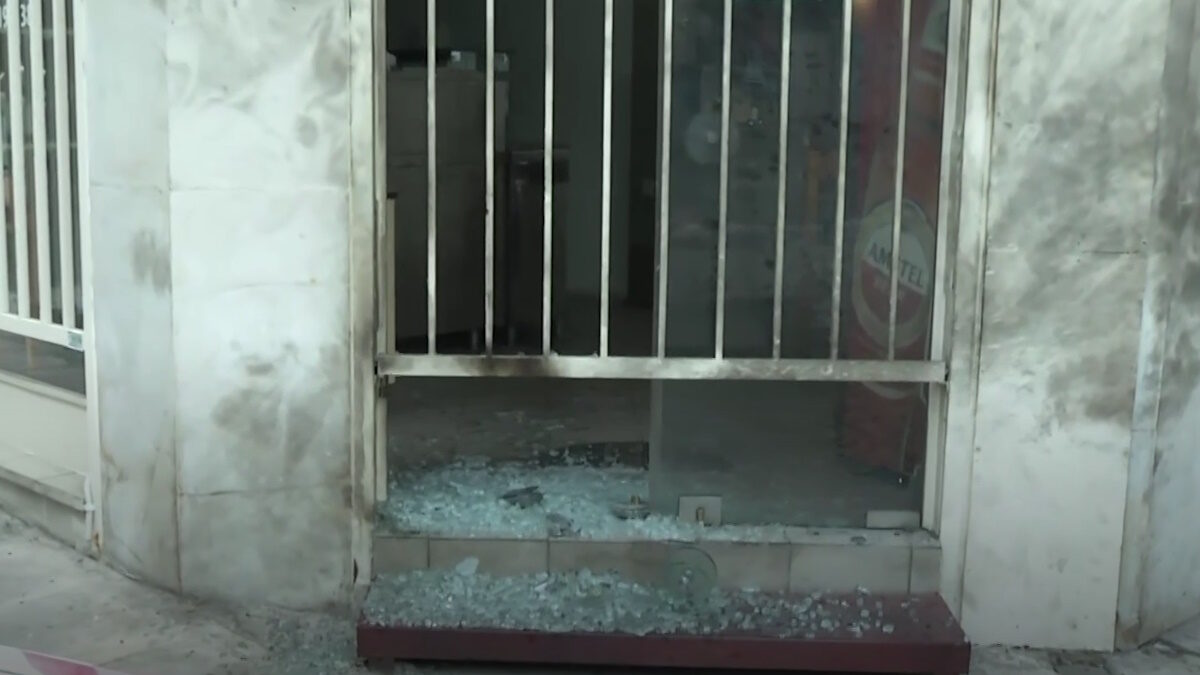 Οι υλικές ζημιές που προκλήθηκαν στην είσοδο του ψητοπωλείου