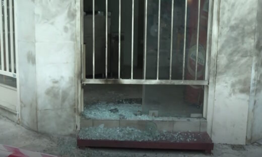 Οι υλικές ζημιές που προκλήθηκαν στην είσοδο του ψητοπωλείου