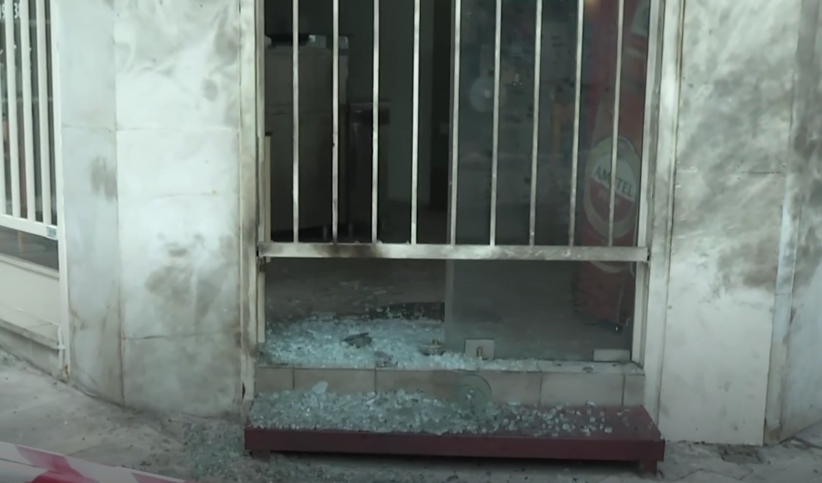 Οι υλικές ζημιές που προκλήθηκαν στην είσοδο του ψητοπωλείου