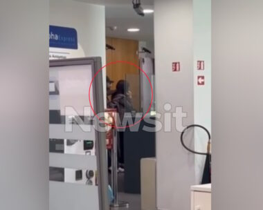 Η στιγμή της ομηρίας υπαλλήλου τράπεζας