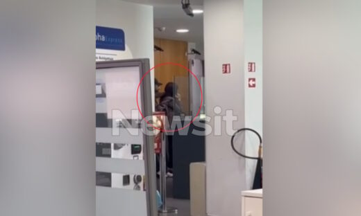 Η στιγμή της ομηρίας υπαλλήλου τράπεζας