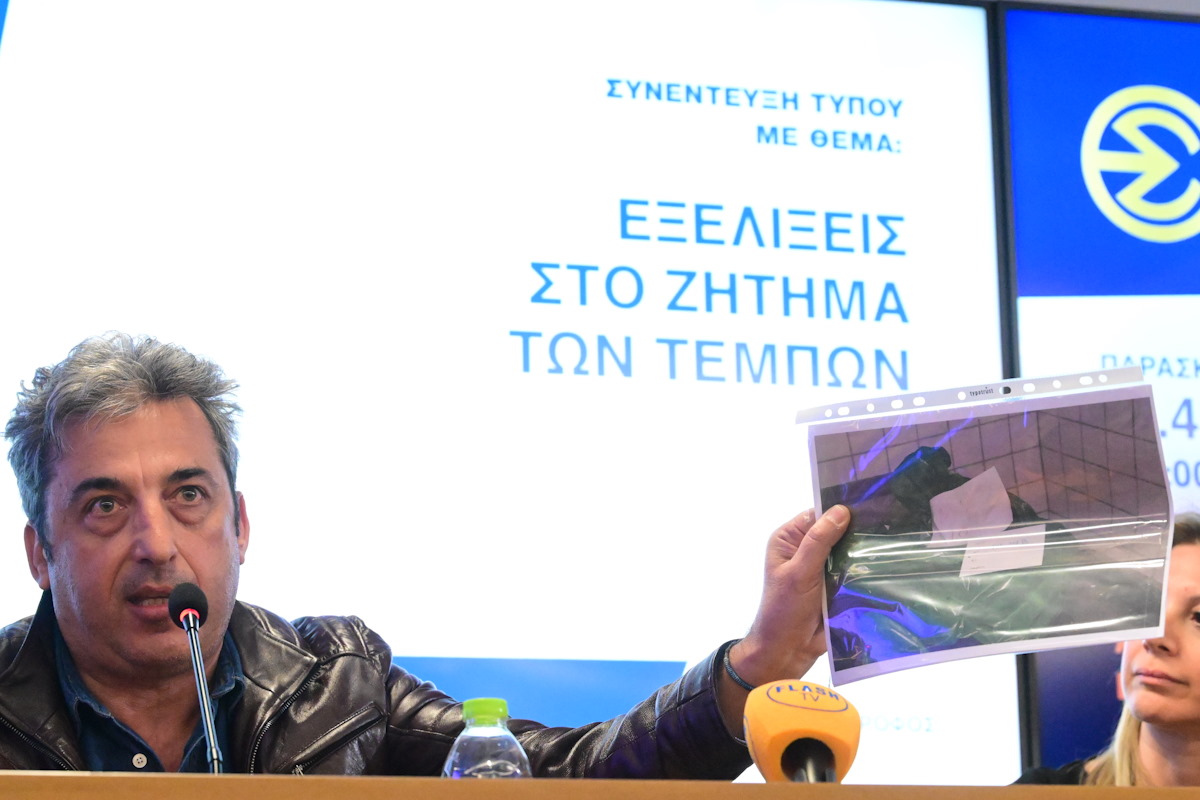 Ο Παύλος Ασλανίδης δείχνει μία φωτογραφία