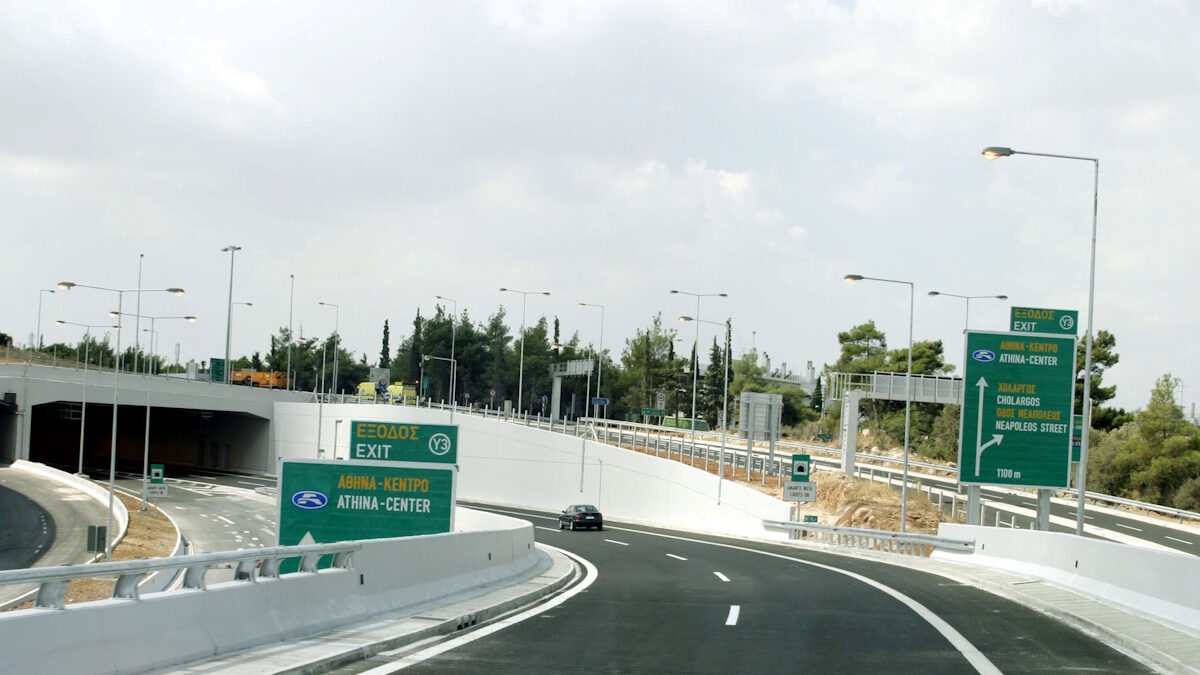 Ένα αυτοκίνητο στην Περιφερειακή Υμηττού