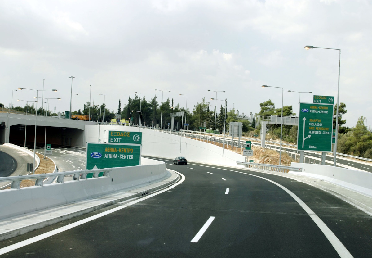 Ένα αυτοκίνητο στην Περιφερειακή Υμηττού