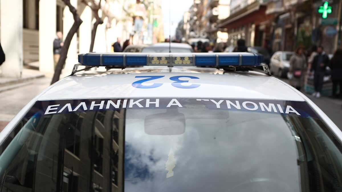 Ένα περιπολικό στη μέση ενός δρόμου