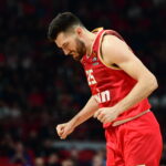 Ο Άλεκ Πίτερς πανηγυρίζει με τη φανέλα του Ολυμπιακού