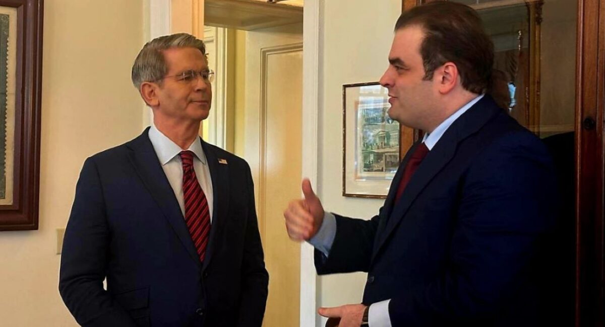 Ο Κυριάκος Πιερρακάκης με τον Αμερικανό ΥΠΟΙΚ Σκοτ Μπέσεντ