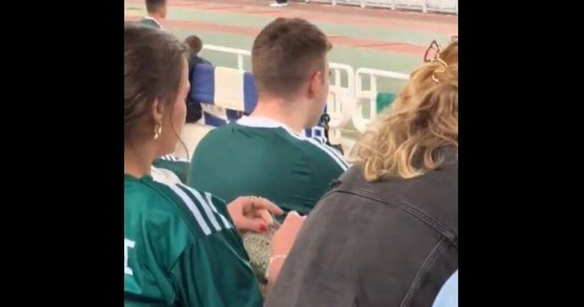 Woman fan began knitting at OAKA during the Panathinaikos – AEK derby