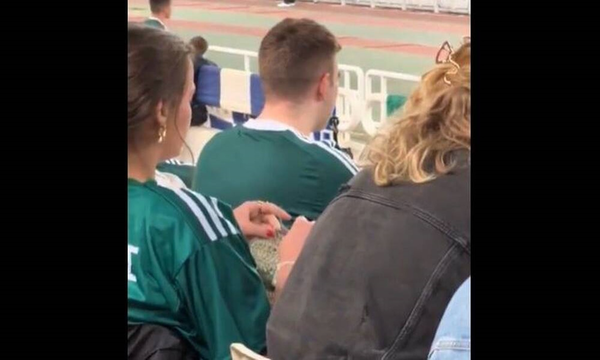Γυναίκα φίλαθλος πλέκει στο ΟΑΚΑ