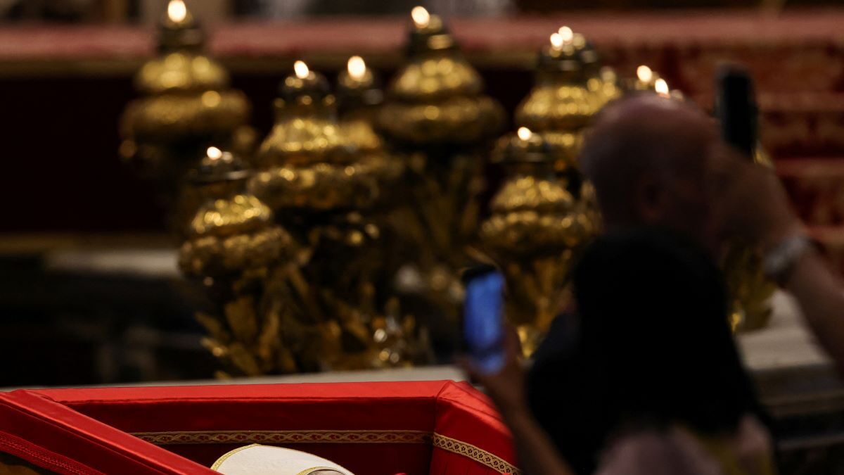 Πιστή έχει σηκώσει το κινητό της, δίπλα στη σορό του πάπα