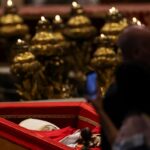 Πιστή έχει σηκώσει το κινητό της, δίπλα στη σορό του πάπα