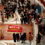 Μέχρι νωρίς το βρλαδυ της Πέμπτης, πάνω από 90.000 άνθρωποι απέτισαν φόρο τιμής στον Πάπα Φραγκίσκο