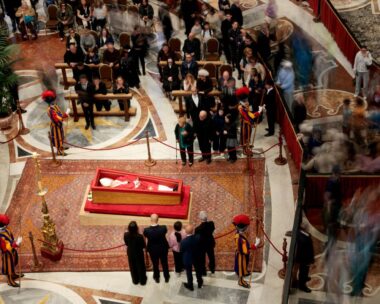 Μέχρι νωρίς το βρλαδυ της Πέμπτης, πάνω από 90.000 άνθρωποι απέτισαν φόρο τιμής στον Πάπα Φραγκίσκο