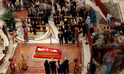 Μέχρι νωρίς το βρλαδυ της Πέμπτης, πάνω από 90.000 άνθρωποι απέτισαν φόρο τιμής στον Πάπα Φραγκίσκο