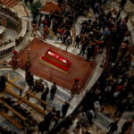 Οι πενθούντες αποτίουν τα σέβη τους καθώς ο Πάπας Φραγκίσκος βρίσκεται στη Βασιλική του Αγίου Πέτρου στο Βατικανό